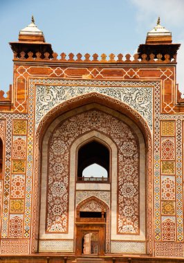 Agra, Uttar Pradesh, Hindistan 'daki Büyük Akbar Mezarı' na giden kapı.,
