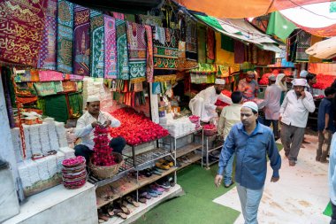 NEW DELHI, INDIA, 25 AĞUSTOS 2022: Yeni Delhi 'deki Müslüman Sufi Saint Hazrat Nizamuddin Auliya' da dini eşyalar satan satıcılar 