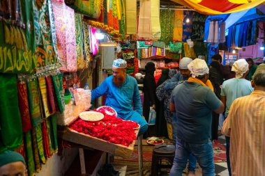 NEW DELHI, INDIA, 25 AĞUSTOS 2022: Yeni Delhi 'deki Müslüman Sufi Saint Hazrat Nizamuddin Auliya' da dini eşyalar satan satıcılar 