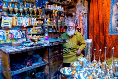 NEW DELHI, INDIA, 25 AĞUSTOS 2022: Yeni Delhi 'deki Müslüman Sufi Saint Hazrat Nizamuddin Auliya' da dini eşyalar satan satıcılar 