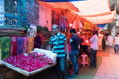 NEW DELHI, INDIA, 25 AĞUSTOS 2022: Yeni Delhi 'deki Müslüman Sufi Saint Hazrat Nizamuddin Auliya' da dini eşyalar satan satıcılar 