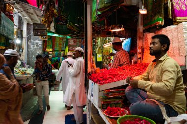 NEW DELHI, INDIA, 25 AĞUSTOS 2022: Yeni Delhi 'deki Müslüman Sufi Saint Hazrat Nizamuddin Auliya' da dini eşyalar satan satıcılar 