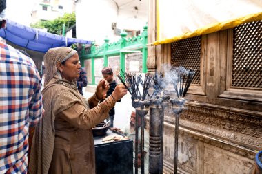 NEW DELHI, INDIA, 25 AĞUSTOS 2022: Müslüman Sufi Saint Hazrat Nizamuddin Auliya Tapınağı 'ndaki dindarlar, Dargah' ı binlerce Müslüman ve Hindu günlük olarak ziyaret ediyor..