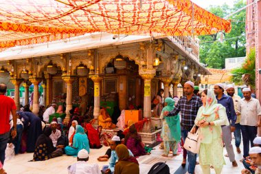 NEW DELHI, INDIA, 25 AĞUSTOS 2022: Müslüman Sufi Saint Hazrat Nizamuddin Auliya Tapınağı 'ndaki dindarlar, Dargah' ı binlerce Müslüman ve Hindu günlük olarak ziyaret ediyor..