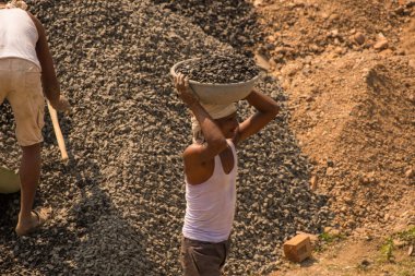 MUMBAI, MAHARASHTRA, INDIA 12 Kasım 2019: İnşaat işçileri bir inşaat sahasında çalışıyor. Hindistan 'da inşaat işçileri iş yerinde güvenlik önlemi almıyorlar..