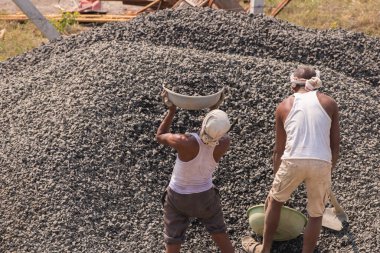 MUMBAI, MAHARASHTRA, INDIA 12 Kasım 2019: İnşaat işçileri bir inşaat sahasında çalışıyor. Hindistan 'da inşaat işçileri iş yerinde güvenlik önlemi almıyorlar..