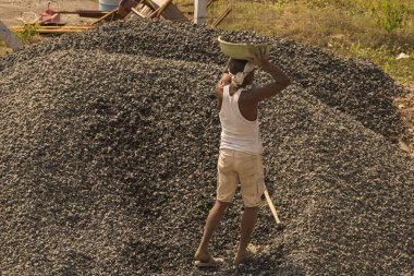 MUMBAI, MAHARASHTRA, INDIA 12 Kasım 2019: İnşaat işçileri bir inşaat sahasında çalışıyor. Hindistan 'da inşaat işçileri iş yerinde güvenlik önlemi almıyorlar..