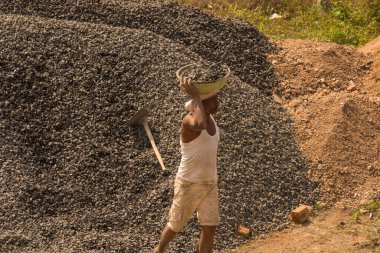 MUMBAI, MAHARASHTRA, INDIA 12 Kasım 2019: İnşaat işçileri bir inşaat sahasında çalışıyor. Hindistan 'da inşaat işçileri iş yerinde güvenlik önlemi almıyorlar..