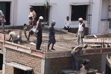 MUMBAI, MAHARASHTRA, INDIA 12 Kasım 2019: İnşaat işçileri bir inşaat sahasında çalışıyor. Hindistan 'da inşaat işçileri iş yerinde güvenlik önlemi almıyorlar..