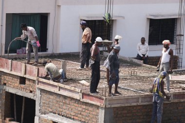 MUMBAI, MAHARASHTRA, INDIA 12 Kasım 2019: İnşaat işçileri bir inşaat sahasında çalışıyor. Hindistan 'da inşaat işçileri iş yerinde güvenlik önlemi almıyorlar..