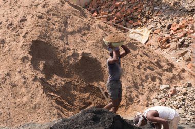 MUMBAI, MAHARASHTRA, INDIA 12 Kasım 2019: İnşaat işçileri bir inşaat sahasında çalışıyor. Hindistan 'da inşaat işçileri iş yerinde güvenlik önlemi almıyorlar..