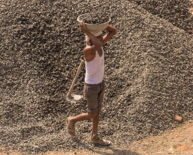 MUMBAI, MAHARASHTRA, INDIA 12 Kasım 2019: İnşaat işçileri bir inşaat sahasında çalışıyor. Hindistan 'da inşaat işçileri iş yerinde güvenlik önlemi almıyorlar..