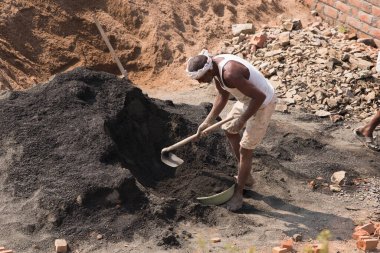 MUMBAI, MAHARASHTRA, INDIA 12 Kasım 2019: İnşaat işçileri bir inşaat sahasında çalışıyor. Hindistan 'da inşaat işçileri iş yerinde güvenlik önlemi almıyorlar..