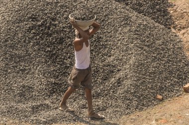 MUMBAI, MAHARASHTRA, INDIA 12 Kasım 2019: İnşaat işçileri bir inşaat sahasında çalışıyor. Hindistan 'da inşaat işçileri iş yerinde güvenlik önlemi almıyorlar..