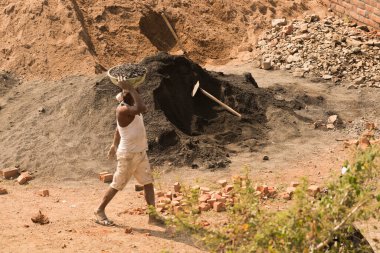 MUMBAI, MAHARASHTRA, INDIA 12 Kasım 2019: İnşaat işçileri bir inşaat sahasında çalışıyor. Hindistan 'da inşaat işçileri iş yerinde güvenlik önlemi almıyorlar..