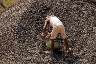 MUMBAI, MAHARASHTRA, INDIA 12 Kasım 2019: İnşaat işçileri bir inşaat sahasında çalışıyor. Hindistan 'da inşaat işçileri iş yerinde güvenlik önlemi almıyorlar..