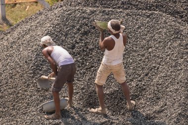 MUMBAI, MAHARASHTRA, INDIA 12 Kasım 2019: İnşaat işçileri bir inşaat sahasında çalışıyor. Hindistan 'da inşaat işçileri iş yerinde güvenlik önlemi almıyorlar..