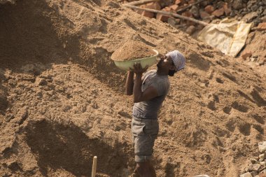 MUMBAI, MAHARASHTRA, INDIA 12 Kasım 2019: İnşaat işçileri bir inşaat sahasında çalışıyor. Hindistan 'da inşaat işçileri iş yerinde güvenlik önlemi almıyorlar..