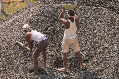 MUMBAI, MAHARASHTRA, INDIA 12 Kasım 2019: İnşaat işçileri bir inşaat sahasında çalışıyor. Hindistan 'da inşaat işçileri iş yerinde güvenlik önlemi almıyorlar..