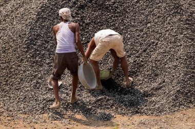 MUMBAI, MAHARASHTRA, INDIA 12 Kasım 2019: İnşaat işçileri bir inşaat sahasında çalışıyor. Hindistan 'da inşaat işçileri iş yerinde güvenlik önlemi almıyorlar..