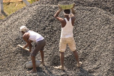 MUMBAI, MAHARASHTRA, INDIA 12 Kasım 2019: İnşaat işçileri bir inşaat sahasında çalışıyor. Hindistan 'da inşaat işçileri iş yerinde güvenlik önlemi almıyorlar..