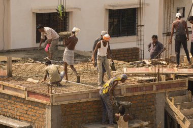 MUMBAI, MAHARASHTRA, INDIA 12 Kasım 2019: İnşaat işçileri bir inşaat sahasında çalışıyor. Hindistan 'da inşaat işçileri iş yerinde güvenlik önlemi almıyorlar..