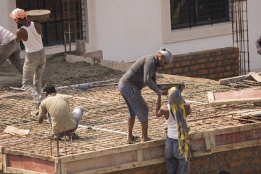 MUMBAI, MAHARASHTRA, INDIA 12 Kasım 2019: İnşaat işçileri bir inşaat sahasında çalışıyor. Hindistan 'da inşaat işçileri iş yerinde güvenlik önlemi almıyorlar..