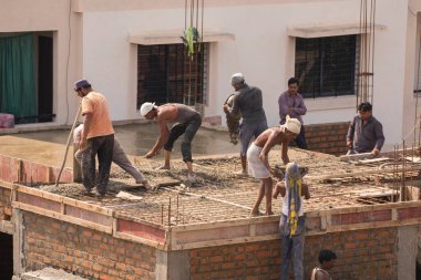 MUMBAI, MAHARASHTRA, INDIA 12 Kasım 2019: İnşaat işçileri bir inşaat sahasında çalışıyor. Hindistan 'da inşaat işçileri iş yerinde güvenlik önlemi almıyorlar..