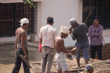 MUMBAI, MAHARASHTRA, INDIA 12 Kasım 2019: İnşaat işçileri bir inşaat sahasında çalışıyor. Hindistan 'da inşaat işçileri iş yerinde güvenlik önlemi almıyorlar..