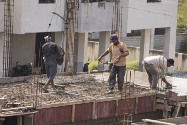 MUMBAI, MAHARASHTRA, INDIA 12 Kasım 2019: İnşaat işçileri bir inşaat sahasında çalışıyor. Hindistan 'da inşaat işçileri iş yerinde güvenlik önlemi almıyorlar..