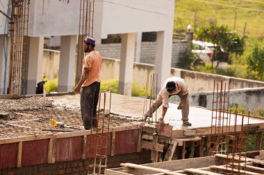 MUMBAI, MAHARASHTRA, INDIA 12 Kasım 2019: İnşaat işçileri bir inşaat sahasında çalışıyor. Hindistan 'da inşaat işçileri iş yerinde güvenlik önlemi almıyorlar..