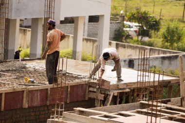 MUMBAI, MAHARASHTRA, INDIA 12 Kasım 2019: İnşaat işçileri bir inşaat sahasında çalışıyor. Hindistan 'da inşaat işçileri iş yerinde güvenlik önlemi almıyorlar..