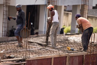 MUMBAI, MAHARASHTRA, INDIA 12 Kasım 2019: İnşaat işçileri bir inşaat sahasında çalışıyor. Hindistan 'da inşaat işçileri iş yerinde güvenlik önlemi almıyorlar..