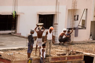 MUMBAI, MAHARASHTRA, INDIA 12 Kasım 2019: İnşaat işçileri bir inşaat sahasında çalışıyor. Hindistan 'da inşaat işçileri iş yerinde güvenlik önlemi almıyorlar..