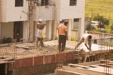 MUMBAI, MAHARASHTRA, INDIA 12 Kasım 2019: İnşaat işçileri bir inşaat sahasında çalışıyor. Hindistan 'da inşaat işçileri iş yerinde güvenlik önlemi almıyorlar..