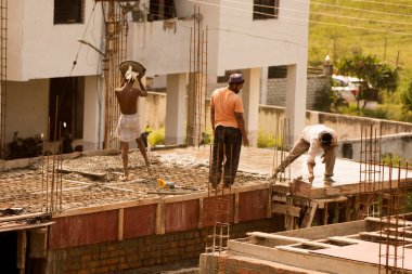 MUMBAI, MAHARASHTRA, INDIA 12 Kasım 2019: İnşaat işçileri bir inşaat sahasında çalışıyor. Hindistan 'da inşaat işçileri iş yerinde güvenlik önlemi almıyorlar..