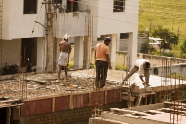 MUMBAI, MAHARASHTRA, INDIA 12 Kasım 2019: İnşaat işçileri bir inşaat sahasında çalışıyor. Hindistan 'da inşaat işçileri iş yerinde güvenlik önlemi almıyorlar..
