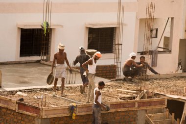 MUMBAI, MAHARASHTRA, INDIA 12 Kasım 2019: İnşaat işçileri bir inşaat sahasında çalışıyor. Hindistan 'da inşaat işçileri iş yerinde güvenlik önlemi almıyorlar..