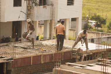 MUMBAI, MAHARASHTRA, INDIA 12 Kasım 2019: İnşaat işçileri bir inşaat sahasında çalışıyor. Hindistan 'da inşaat işçileri iş yerinde güvenlik önlemi almıyorlar..