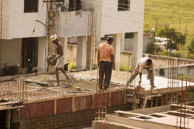 MUMBAI, MAHARASHTRA, INDIA 12 Kasım 2019: İnşaat işçileri bir inşaat sahasında çalışıyor. Hindistan 'da inşaat işçileri iş yerinde güvenlik önlemi almıyorlar..
