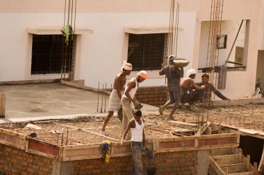 MUMBAI, MAHARASHTRA, INDIA 12 Kasım 2019: İnşaat işçileri bir inşaat sahasında çalışıyor. Hindistan 'da inşaat işçileri iş yerinde güvenlik önlemi almıyorlar..