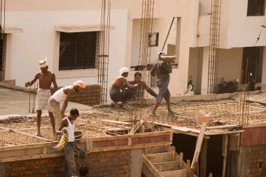 MUMBAI, MAHARASHTRA, INDIA 12 Kasım 2019: İnşaat işçileri bir inşaat sahasında çalışıyor. Hindistan 'da inşaat işçileri iş yerinde güvenlik önlemi almıyorlar..