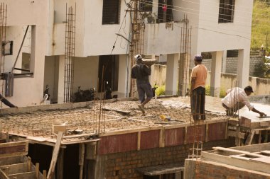 MUMBAI, MAHARASHTRA, INDIA 12 Kasım 2019: İnşaat işçileri bir inşaat sahasında çalışıyor. Hindistan 'da inşaat işçileri iş yerinde güvenlik önlemi almıyorlar..