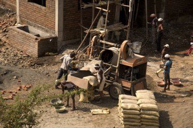 MUMBAI, MAHARASHTRA, INDIA 12 Kasım 2019: İnşaat işçileri bir inşaat sahasında çalışıyor. Hindistan 'da inşaat işçileri iş yerinde güvenlik önlemi almıyorlar..