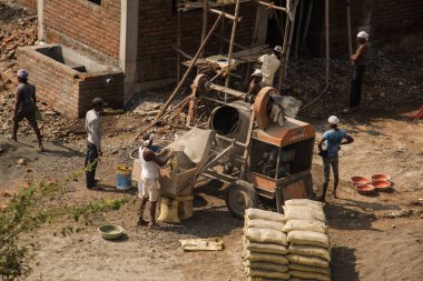 MUMBAI, MAHARASHTRA, INDIA 12 Kasım 2019: İnşaat işçileri bir inşaat sahasında çalışıyor. Hindistan 'da inşaat işçileri iş yerinde güvenlik önlemi almıyorlar..