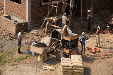 MUMBAI, MAHARASHTRA, INDIA 12 Kasım 2019: İnşaat işçileri bir inşaat sahasında çalışıyor. Hindistan 'da inşaat işçileri iş yerinde güvenlik önlemi almıyorlar..