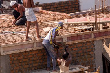 MUMBAI, MAHARASHTRA, INDIA 12 Kasım 2019: İnşaat işçileri bir inşaat sahasında çalışıyor. Hindistan 'da inşaat işçileri iş yerinde güvenlik önlemi almıyorlar..