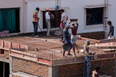 MUMBAI, MAHARASHTRA, INDIA 12 Kasım 2019: İnşaat işçileri bir inşaat sahasında çalışıyor. Hindistan 'da inşaat işçileri iş yerinde güvenlik önlemi almıyorlar..