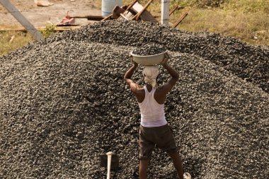 MUMBAI, MAHARASHTRA, INDIA 12 Kasım 2019: İnşaat işçileri bir inşaat sahasında çalışıyor. Hindistan 'da inşaat işçileri iş yerinde güvenlik önlemi almıyorlar..