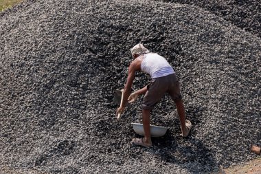 MUMBAI, MAHARASHTRA, INDIA 12 Kasım 2019: İnşaat işçileri bir inşaat sahasında çalışıyor. Hindistan 'da inşaat işçileri iş yerinde güvenlik önlemi almıyorlar..